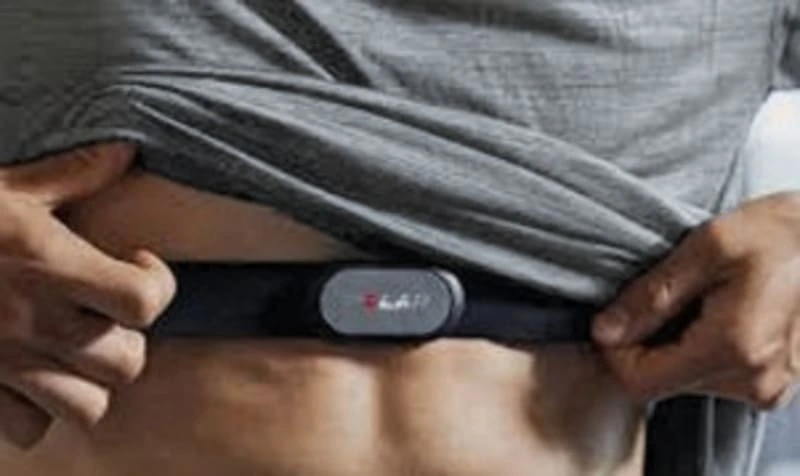 Zoom sur le buste d'un homme qui ajuste sa ceinture cardio