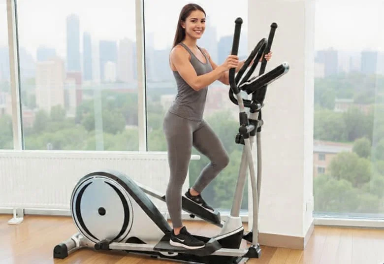 Une femme qui pratique du vélo elliptique sur un modèle bien choisi.