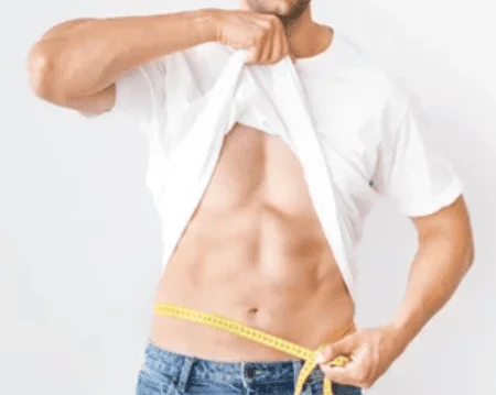 Homme avec abdominaux, gainage et renforcement musculaire grâce aux entrainements sur rameur d'appartement.