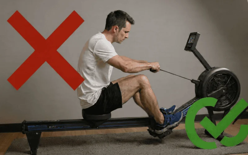 Homme qui a une mauvaise pratique et posture sur rameur d'appartement et commet des erreurs.