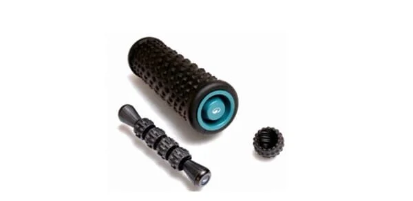 Kit de massage Decathlon : rouleau, balle et stick.