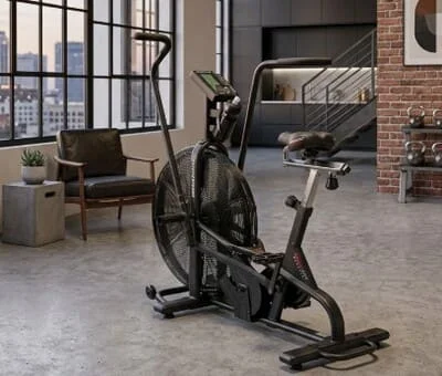 Vélos Air Bike pour séances VOD, CrossFit intenses.