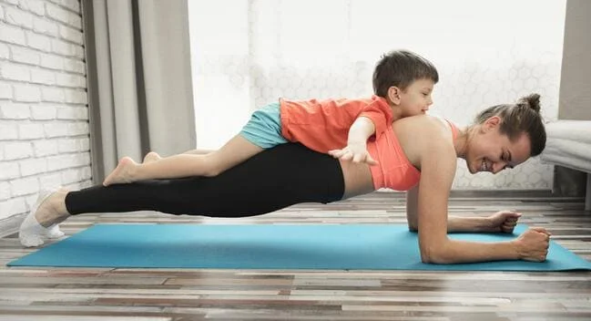 Avantages du fitness à domicile pour les parents.