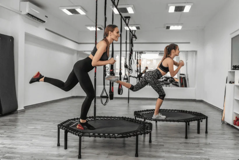 Conseils et exercices sur mini-trampoline ou trampoline de fitness.
