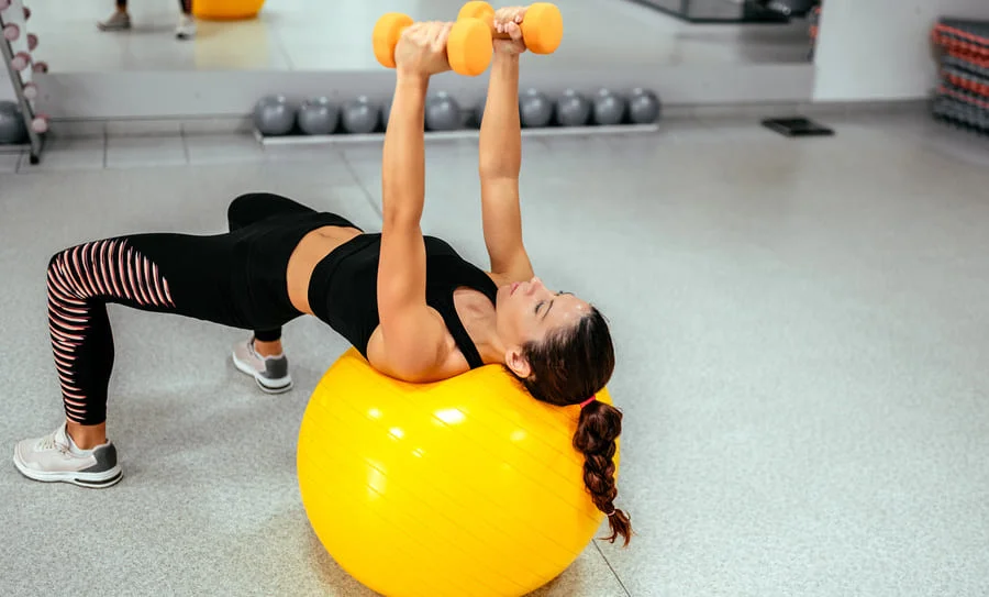Bienfaits, guide et comparatif de Swiss ball ou ballon de fitness.