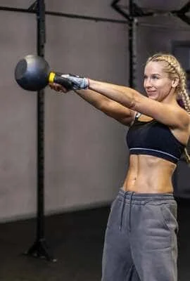 Exercices dynamiques swing avec kettlebell