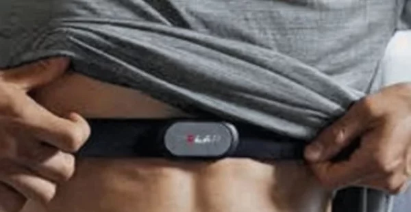 Zoom sur le buste d'un homme qui ajuste sa ceinture cardio