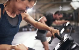 Séances de HIIT courtes et efficaces sur appareil cardio.