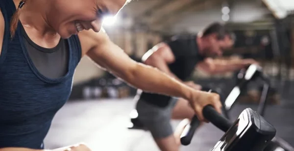 Séances de HIIT courtes et efficaces sur appareil cardio.