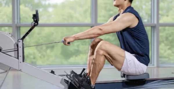 Renforcement musculaire ou cardio pour brûler des calories sur rameur.