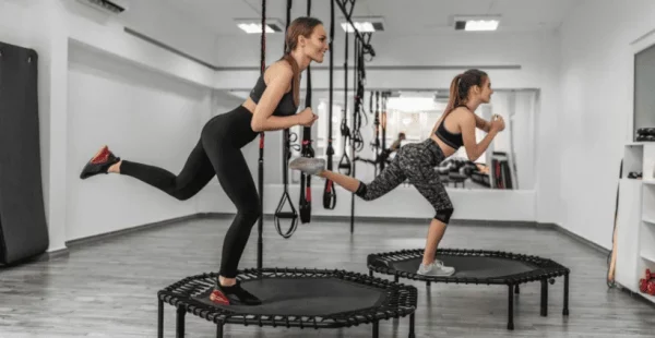 Conseils et exercices sur mini-trampoline ou trampoline de fitness.