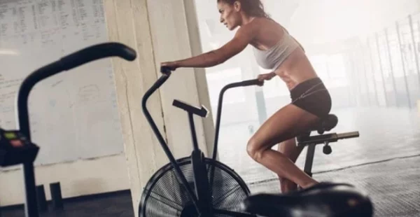 L'air Bike est un appareil cardio pour brûlez les calories et favorisez la perte de graisse grâce à des entraînements courts, intenses et efficaces.